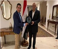 بركات يهدى سفير مصر بالمغرب درع اتحاد الكرة وقميص المنتخب