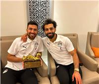 محمد صلاح يهدي تريزيجيه جائزة أفضل لاعب في مباراة مصر وبلجيكا