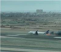 اشتعال النيران في طائرة ركاب على مدرج مطار عاصمة بيرو| فيديو