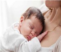 «الصحة العالمية» توضح فوائد التلامس الجلدي بين الأم والرضيع غير المكتمل