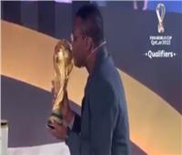 مارسيل ديسايي يقدم كأس العالم للجماهير في ملعب البيت 
