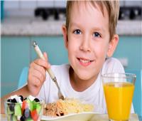 أخصائية تغذية: عادات خاطئة تسبب أضرارًا للأطفال