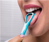لصحة الفم.. فوائد صحية محتملة لكشط اللسان والأسنان