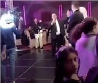 في موقف غريب.. رجل يطلق زوجته في حفل زفاف ابنته