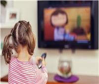 دراسة تحذر من جلوس الأطفال أمام التلفاز يوميًا: يجعلهم أكثر عرضة للإدمان