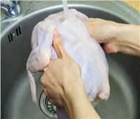 5 أخطاء شائعة في طهو الدجاج وتنظيفه 