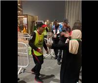 مشهد إنساني مؤثر.. جزائرية تفاجئ ابنها في عمله الأمني بكأس العالم في قطر