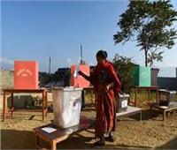 الناخبون في نيبال يبدأون التصويت في انتخابات تاريخية