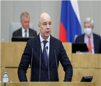 وزير المالية الروسي: التقلبات المحتملة لإنتاج النفط في روسيا بسبب "سقف السعر" لن تكون حادة