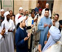 وفد أئمة ووكلاء الأوقاف بالجزائر يؤدون صلاة الجمعة بمسجد الإمام الحسين 