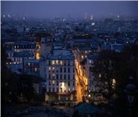 باريس بدون كهرباء.. عاصمة النور تقضي ليلة على أضواء الشموع (صور)