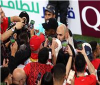 فيديو.. مدرب المغرب يصعد لتحية والدته في المدرجات بعد التأهل لنصف نهائي المونديال