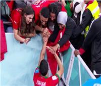 والدة أشرف حكيمي تقبل نجلها بعد تأهل المغرب لنصف نهائي المونديال.. فيديو