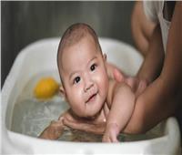 استحمام الطفل في الشتاء له فوائد كثيرة ⁩
