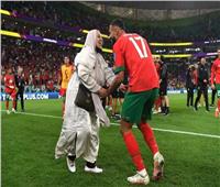 من أرض الملعب.. بوفال يشارك والدته فرحة التأهل لنصف نهائي كأس العالم .. فيديو