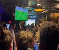 خاص بالفيديو| الجماهير بباريس تتابع مباراة فرنسا وانجلترا على المقاهي