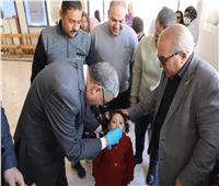 محافظ المنيا يتقمص دور طبيب في الحملة القومية للتطعيم ضد شلل الأطفال 