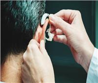 مراجعة علمية تكشف ارتباط أجهزة السمع بالوقاية من مرض لا دواء له
