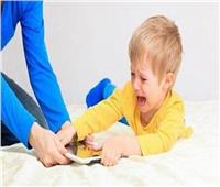 دراسة تحذر من تهدئة الأطفال باستخدام المحمول 