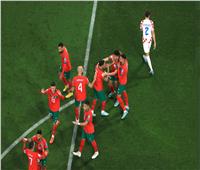 سجدة شكر.. وتحية من لاعبي منتخب المغرب لجماهيرهم بعد المشوار تاريخي| فيديو 