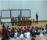 وزير الرياضة يلتقى مجموعة من الشباب داخل جامعة الاسكندرية 