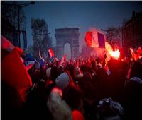 الشرطة الفرنسية تطلق الغاز المسيل للدموع على مشجعين غاضبين وسط باريس| صور