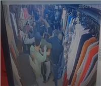 بالفيديو| بلطجية يقتحمون محل ملابس ببنها