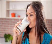 هل شرب الحليب في الليل يضر بصحتك؟.. دراسة تجيب