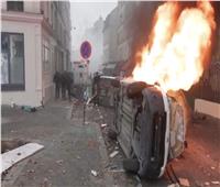 خاص | المحتجون يحرقون إشارات المرور بميدان الجمهورية وسط باريس