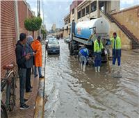 رؤساء الأحياء والأجهزة المعنية بالإسكندرية تتابع تصريف مياه الأمطار | صور