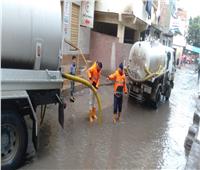 انتشار أطقم ومعدات الوحدات المحلية لرفع مياه الأمطار في البحيرة