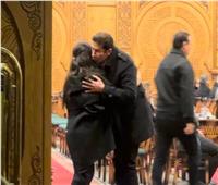 هاني رمزي وزوجته يصلان عزاء والد جومانا مراد| صور