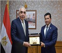 وزير الرياضة يلتقي سفير العراق بمصر ويتسلم دعوة حضور «خليجي 25»