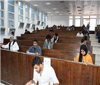 طلاب جامعة الإسماعيلية الأهلية يؤدون الامتحانات إلكترونيا