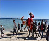 على شواطئ مرسى علم.. «زفة بلدي» لبابا نويل احتفالًا بالكريسماس | صور