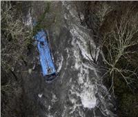 الحكومة الإسبانية: انتشال جثث ضحايا حافلة ركاب سقطت في النهر