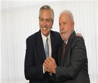 رئيس الأرجنتين يحتفي بتولي لولا دا سيلفا حكم البرازيل