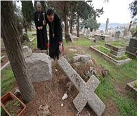 مستوطنان يعتديان على مقابر الكنيسة البروتستانية بالقدس| فيديو وصور