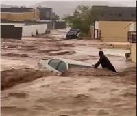 فيديو| لحظات حبست أنفاس السعوديين.. رجل ينقذ طفلا وسط سيول جارفة