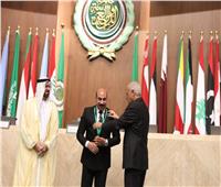 محافظ أسوان يتسلم جائزة التميز الحكومي العربي كأفضل مسئول 