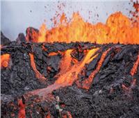 بركان ميرابي في إندونيسيا يثور ويطلق رمادا لمسافة 300 كم