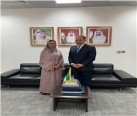 السفير المصري بأبو ظبي يلتقي مندوبة الإمارات لدى الوكالة الدولية للطاقة المتجددة 