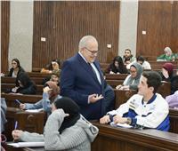 رئيس جامعة القاهرة يتفقد سير أعمال امتحانات الفصل الدراسي الأول