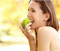 تناول تفاحتين في اليوم قد يقلل من خطر الكوليسترول السيئ