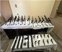 الأمن العام يضبط 18 عنصرًا إجراميًا بـ28 قطعة سلاح ناري في أسيوط