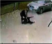 بلطجي يسحل طالبًا بوحشية في الشارع بالمعصرة