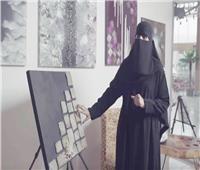 الإيمان بالموهبة يصنع المعجزات.. فنانة سعودية كفيفة ترسم لوحات لفاقدي البصر