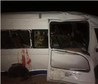 بالأسماء والصور| إصابة 18 شخصًا في انقلاب ميكروباص على طريق «قنا- سفاجا»
