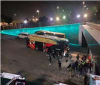 حافلة الأهلي تصل استاد القاهرة استعدادًا لمباراة الزمالك