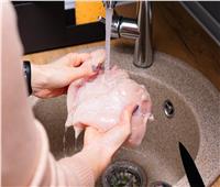 لماذا لا يجب غسل الدجاج النيء قبل الطهي؟